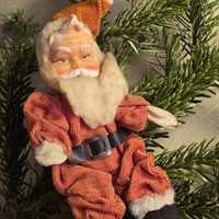 julemand-langt-hvidt-skaeg-roed-dragt-hue-gammel-nisse-